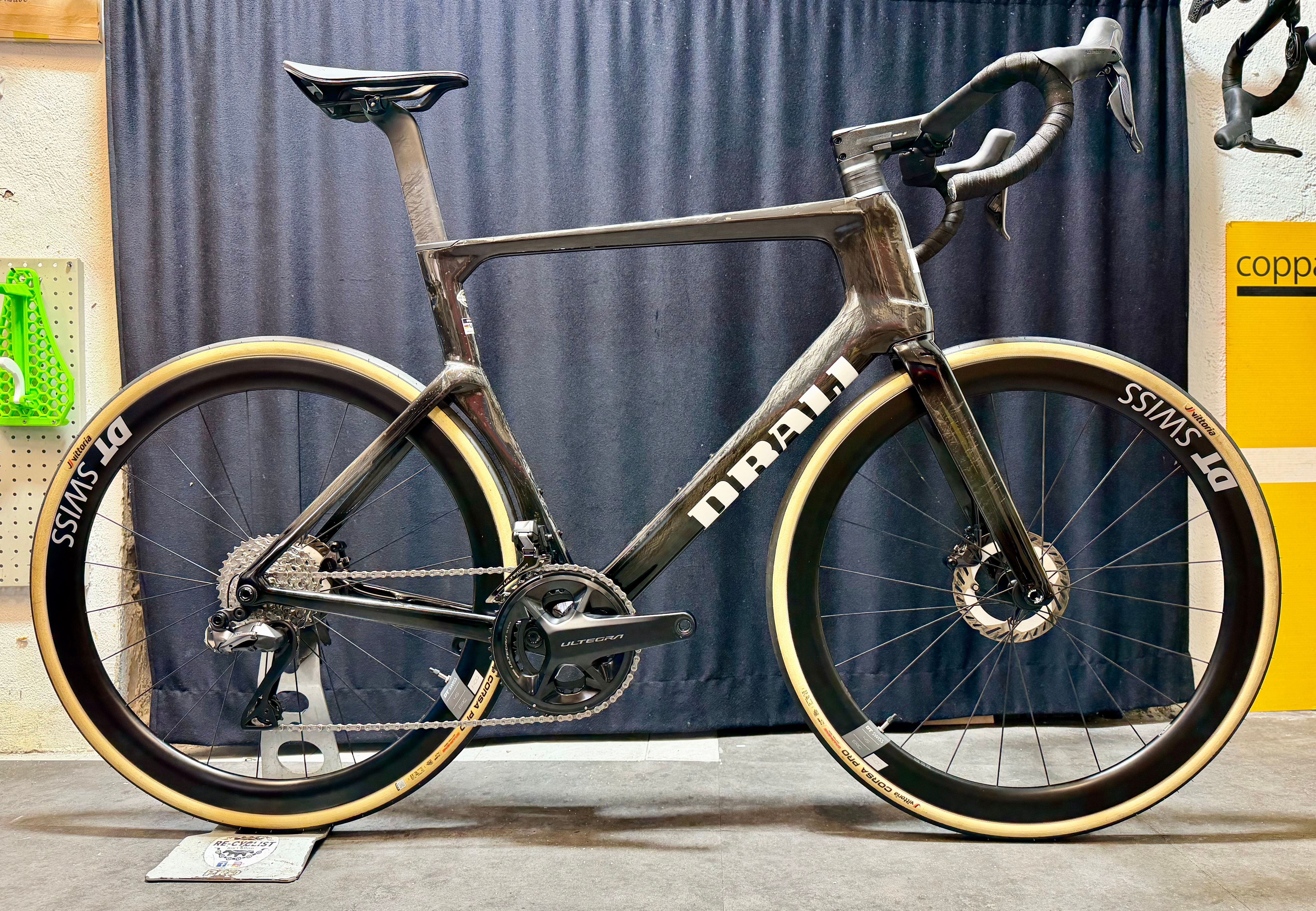 Drali Iridio Pure Carbon taglia 60 con Shimano Ultegra Di2, ruote DT Swiss ERC 1400 e manubrio Vision Metron carbon