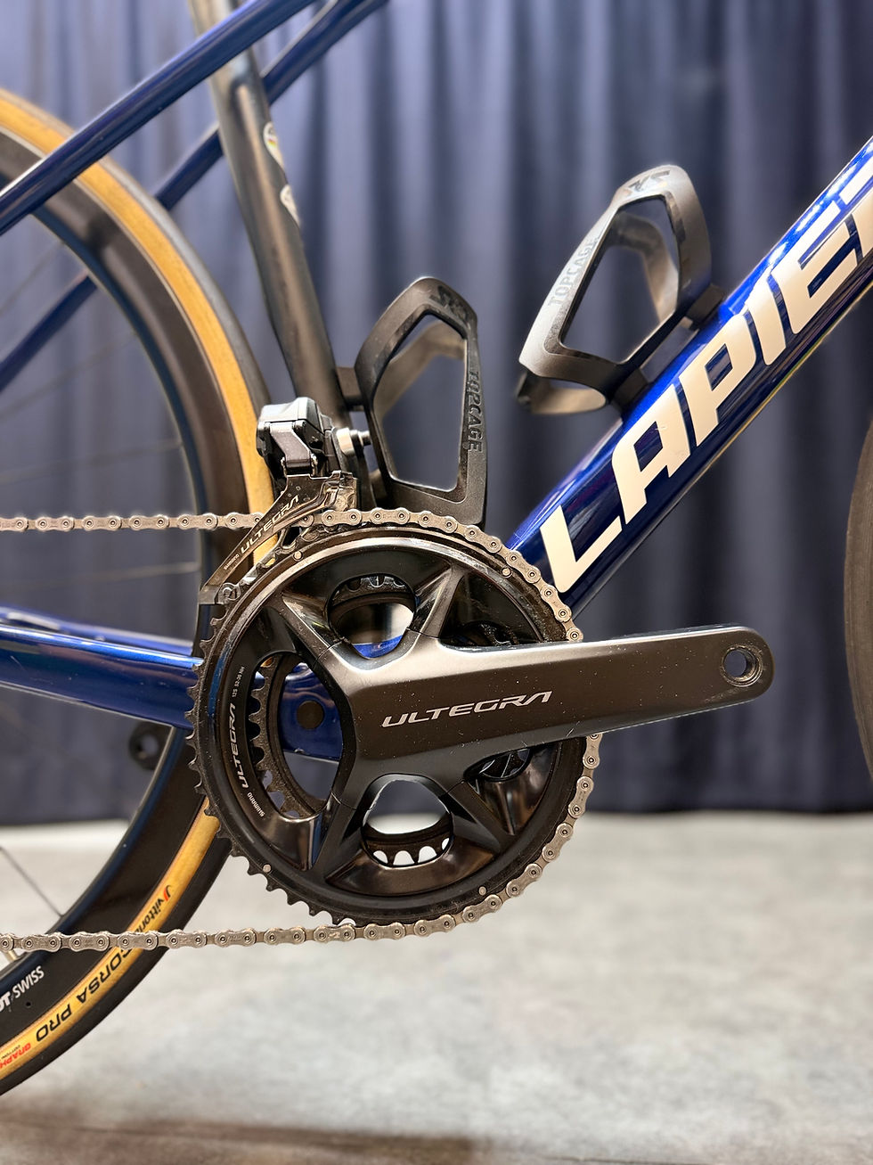 Lapierre Xelius SL disponibile da Re-Cyclist Bike Shop con ruote DT Swiss PRC 1400 e freni a disco