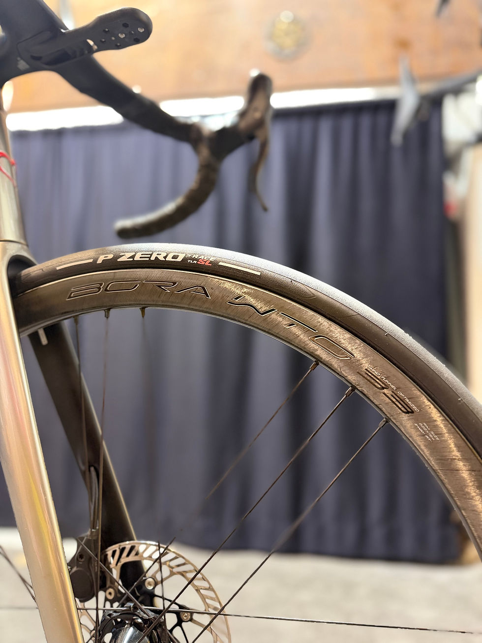 Miniaturbild: De Rosa Merak EPS road bike italiana con ruote Campagnolo Bora WTO 33 disponibile da Re-Cyclist Bike Shop