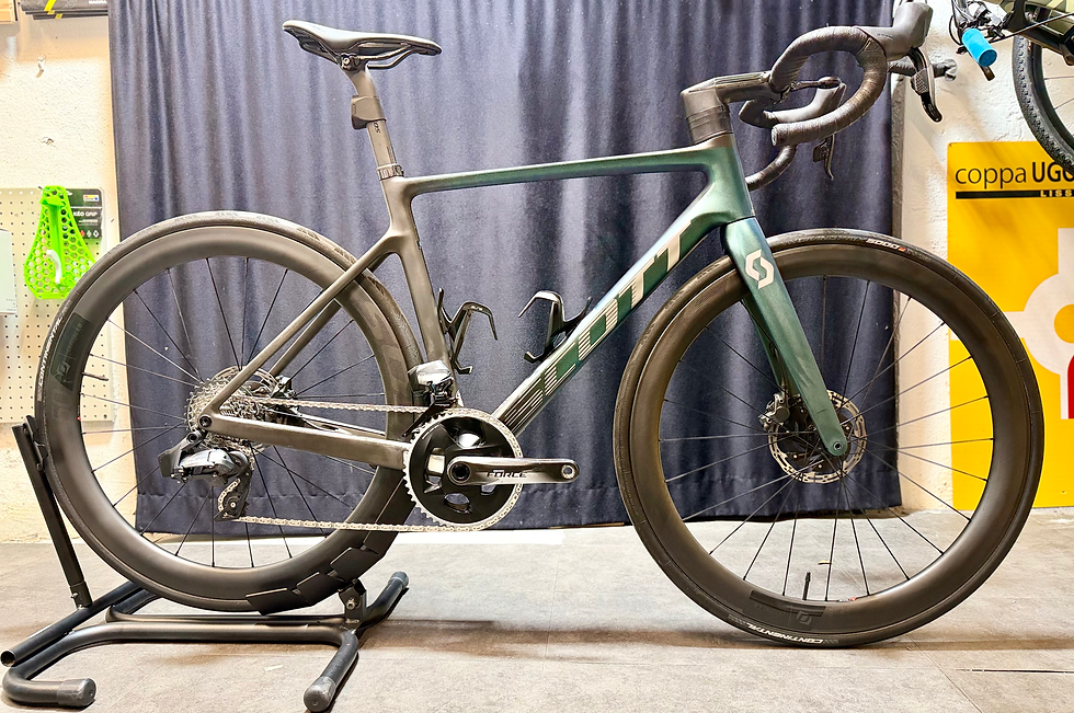 Bici da corsa Scott Addict RC 2024 M con gruppo Force AXS elettronico, ruote Syncros Capital 50mm e cablaggio integrato