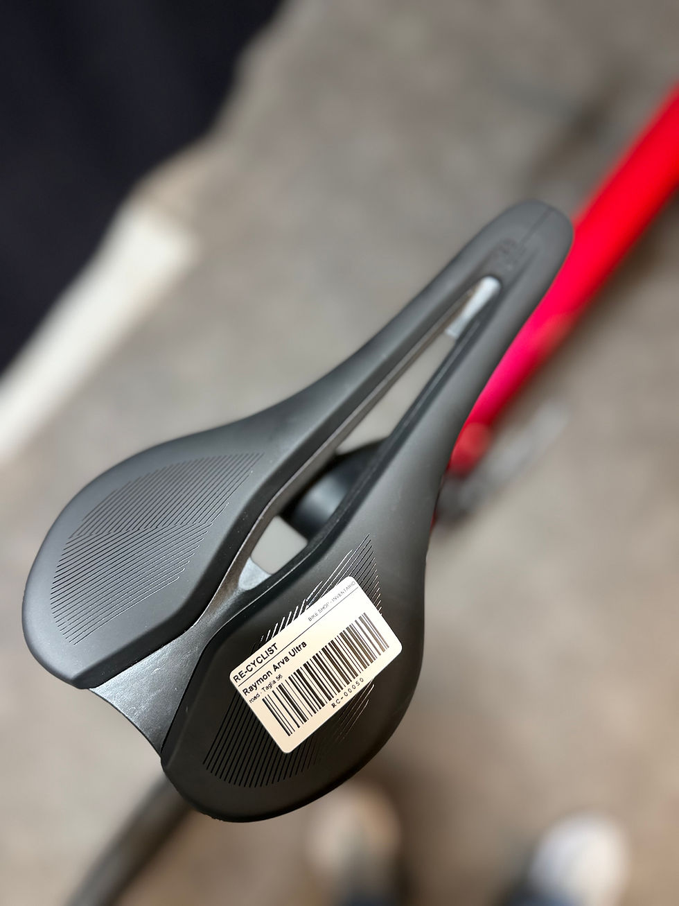 Miniatura: Sella nera vista dall’alto — Raymon Arva Ultra Rubyred/Carbon