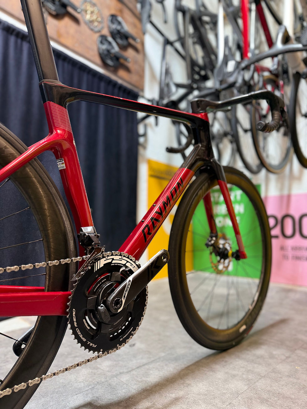 Miniatura: Bicicletta vista di tre quarti in negozio — Raymon Arva Ultra Rubyred/Carbon
