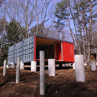 コンテナを設置中