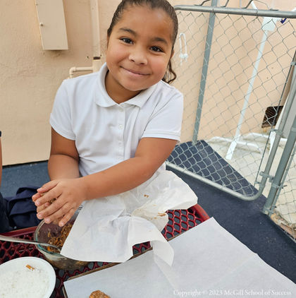 El club de lectura para niñas de cuarto grado hace “bolitas de búho”