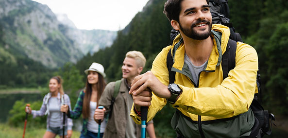 grupo de amigos subindo uma montanha