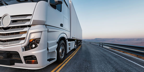 camiao-de-carga-branco-conduzir-na-auto-estrada-ao-por-sol-xaxa.jpg