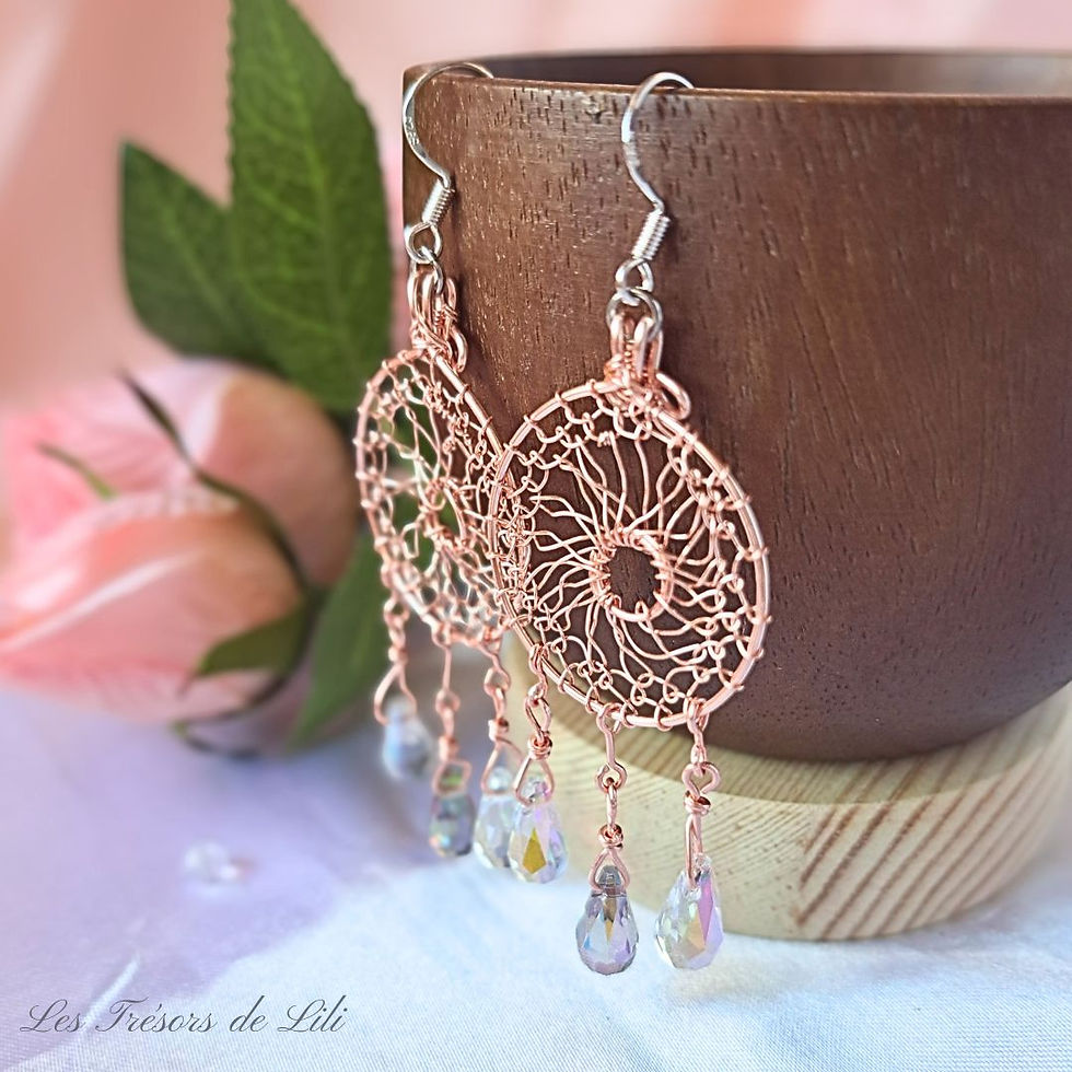 Miniature : Boucles d'oreilles attrape rêves tissées main, en cuivre rose doré et pampilles gouttes de cristal blanc