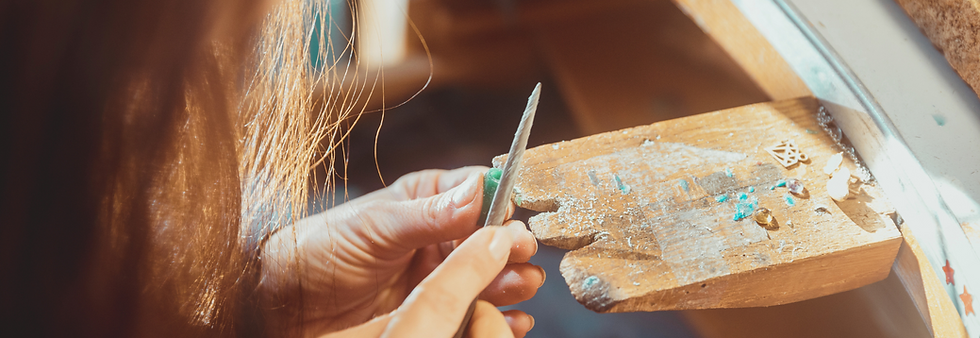 artisane bijoutière qui fabrique un bijou