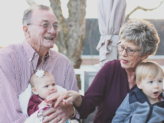 Grands-parents avec leurs petits-enfants