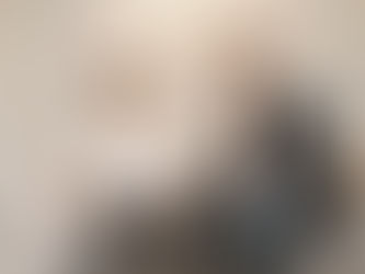Enfant assise sur un canapé échangeant avec un adulte lors d’un entretien