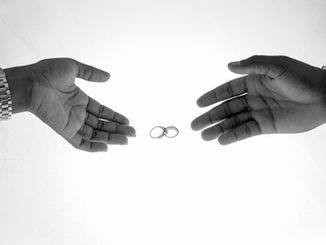 Deux époux séparés avec leurs alliances, illustrant le refus de divorcer