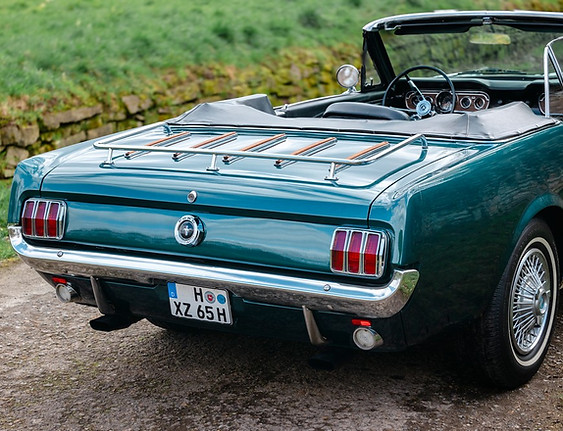 Ford Mustang Cabrio Türkis 1965 Kofferraum mit Holzgepäckträger