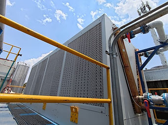 Perspectiva de un sistema de enfriamiento adiabático eficiente de MITA operando en un entorno de manufactura industrial pesada.