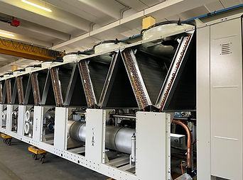 Estructura final de un chiller Turbocor enfriado por aire, mostrando los serpentines de condensación en V y ventiladores axiales en fábrica.