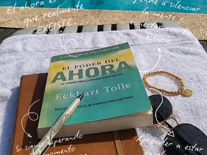 Un día soleado junto a la piscina, con el libro "El Poder del Ahora" de Eckhart Tolle, lleno de frases inspiradoras sobre presencia y esencia.