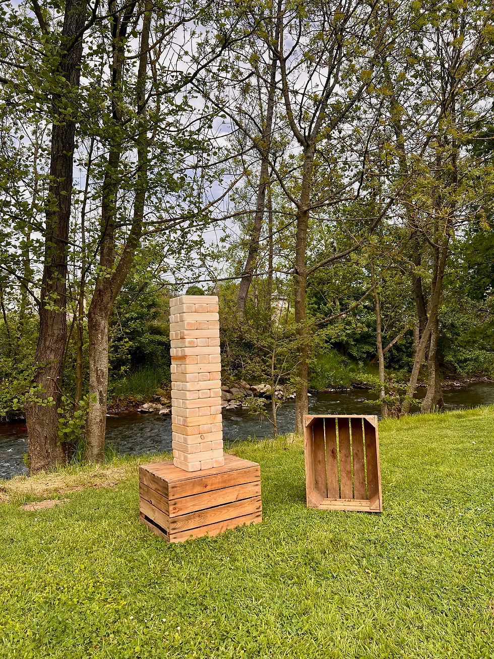 Jenga mit zwei Weinkisten