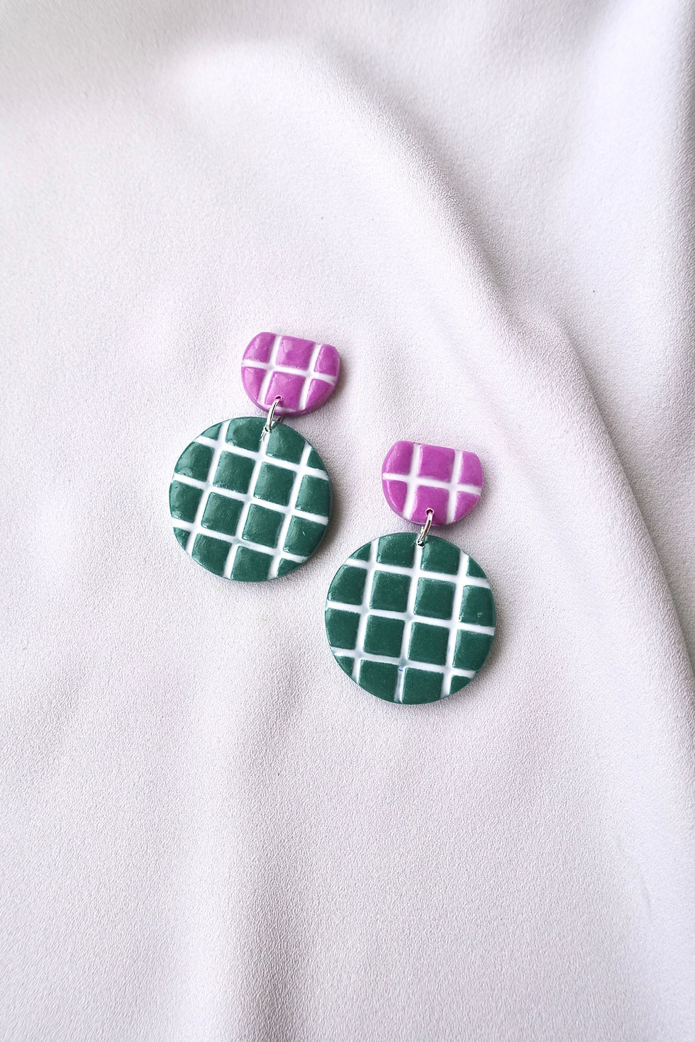 Thumbnail: Pink on Olive Tiles - Othello