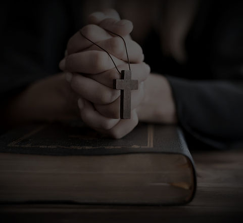 "Sei sicuro che sia la scelta migliore?"

"Dai retta a me; è uno dei migliori agenti in circolazione. Il fascicolo Potterman sarà nelle sue mani prima che faccia giorno."

"Quindi vuoi dirmi che il destino della Polonia e dell'Europa intera è nelle mani di... di... una suora!"

"Si, colonello. E che Dio ce la mandi buona, questa volta!"

Chief C, presso la sala operativa dell'MI6