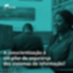 A imagem mostra um ambiente corporativo moderno e tecnológico. No primeiro plano, uma mulher sorridente, está digitando em um teclado enquanto observa seus monitores. Atrás dela, um homem está de costas, focado em várias telas com gráficos e números. O ambiente é repleto de grandes telas exibindo estatísticas e gráficos coloridos, indicando uma atividade de análise de mercado ou segurança cibernética. A mesa possui documentos, um copo de café e equipamentos de trabalho, reforçando a atmosfera de concentração e profissionalismo.