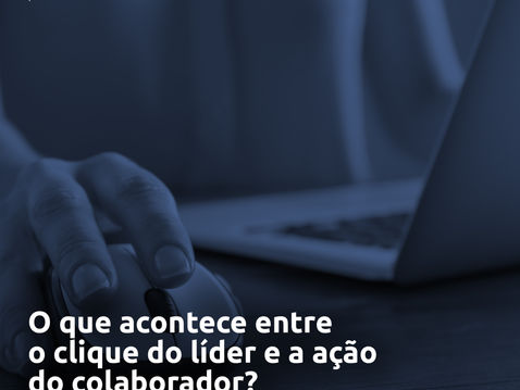 Imagem em tom azul mostrando uma mão utilizando um mouse ao lado de um notebook sobre uma mesa, sugerindo interação com o computador em um ambiente de trabalho. No canto superior esquerdo aparece o logotipo da PhishX. Na parte inferior da imagem está o texto: “O que acontece entre o clique do líder e a ação do colaborador?