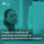 Uma mulher negra com jaleco de médico em frente a um computador.