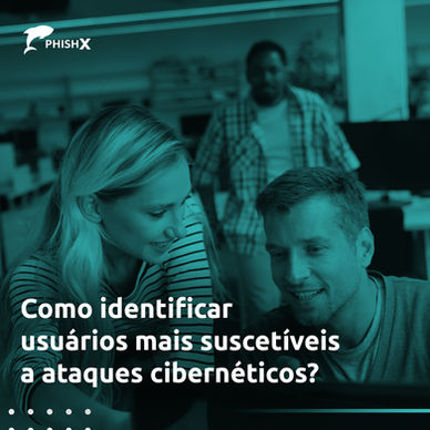 Dois colaboradores observam atentamente a tela de um computador enquanto conversam e analisam informações em um ambiente de escritório. Ao fundo, outro profissional caminha pelo espaço, desfocado, reforçando o contexto de trabalho corporativo. A imagem possui um filtro em tom azul-esverdeado e apresenta o texto: “Como identificar usuários mais suscetíveis a ataques cibernéticos?” junto ao logotipo da PhishX no canto superior esquerdo.