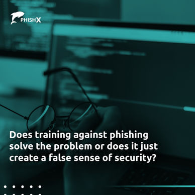 En primer plano, una mano sostiene un par de gafas frente a monitores de computadora borrosos que muestran líneas de código, lo que sugiere un entorno de seguridad tecnológica o de información.