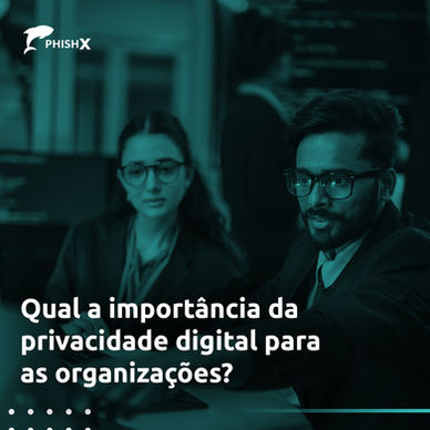 A imagem mostra dois profissionais em um ambiente corporativo, ambos usando óculos e trajes formais, concentrados diante de uma tela ou dispositivo fora do quadro. O homem, posicionado à direita, aponta para algo enquanto explica, transmitindo segurança e domínio técnico. A mulher, à esquerda, observa atentamente, reforçando a ideia de colaboração e tomada de decisão conjunta. Ao fundo, outros profissionais aparecem desfocados, sugerindo um espaço de trabalho dinâmico e tecnológico.