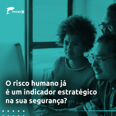 Imagem em tom azul mostrando três profissionais em um ambiente corporativo, focados em uma tela de computador. Uma mulher em primeiro plano apresenta expressão concentrada, enquanto dois colegas ao lado acompanham atentamente, sugerindo análise ou tomada de decisão. No canto superior esquerdo aparece o logotipo da PhishX. Na parte inferior da imagem está o texto: “O risco humano já é um indicador estratégico na sua segurança?”.