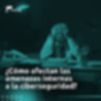 La imagen muestra a un hombre de traje sentado en un escritorio de oficina, visiblemente frustrado o preocupado, con las manos en la cabeza. A su alrededor se encuentran diversos elementos de oficina, como papeles, un bolígrafo, un teléfono y una lámpara de mesa que proyecta una luz suave sobre la estancia. La atmósfera de la imagen transmite una sensación de tensión y estrés, sugiriendo las consecuencias de amenazas internas en el lugar de trabajo.