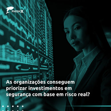 Uma profissional em trajes formais observa um grande painel digital com gráficos, indicadores e visualizações de dados, em um ambiente com iluminação reduzida que remete a um centro de monitoramento ou análise. A cena transmite a ideia de acompanhamento estratégico de métricas e tomada de decisão baseada em dados. A imagem possui um filtro em tom azul-esverdeado e apresenta o texto: “As organizações conseguem priorizar investimentos em segurança com base em risco real?” junto ao logotipo da PhishX no canto superior esquerdo.