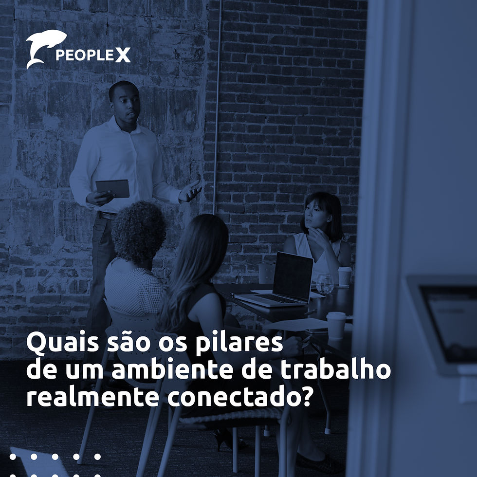 Pessoas reunidas em uma sala de trabalho, com um profissional apresentando informações a um grupo sentado à mesa, enquanto um notebook está aberto sobre a mesa. A imagem tem tonalidade azul-escura, com o logotipo da PeopleX no canto superior esquerdo e o texto “Quais são os pilares de um ambiente de trabalho realmente conectado?”.