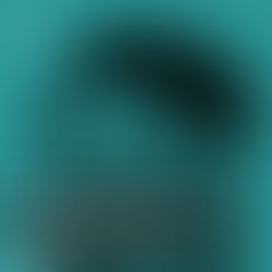 Pessoa segurando um tablet diante do rosto, mostrando a metade inferior da face exibida na tela, criando uma ilusão de mistura entre imagem real e digital.