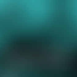 A imagem mostra um ambiente corporativo com quatro profissionais reunidos em torno de um computador, analisando informações na tela de forma colaborativa. As pessoas estão concentradas, algumas em pé e outras sentadas, sugerindo uma discussão ou avaliação conjunta de dados. O cenário transmite um contexto de trabalho analítico e tomada de decisão, com elementos típicos de escritório ao fundo.