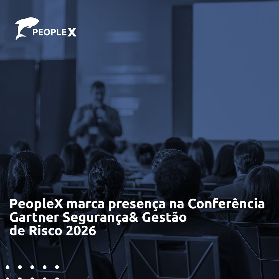 Auditório com participantes sentados assistindo a uma apresentação, enquanto um palestrante aparece desfocado ao fundo em frente a uma tela de projeção. A imagem possui um filtro em tom azul, o logotipo da PeopleX no canto superior esquerdo e o texto: "PeopleX marca presença na Conferência Gartner Segurança & Gestão de Risco 2026".