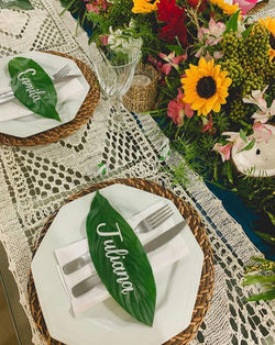 Lettering em folhas para decoração de casamento