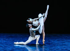Swan Lake (act II - pas de deux), by Mario Galizzi - SPDC - Photo by Guilherme Herrera.jpg