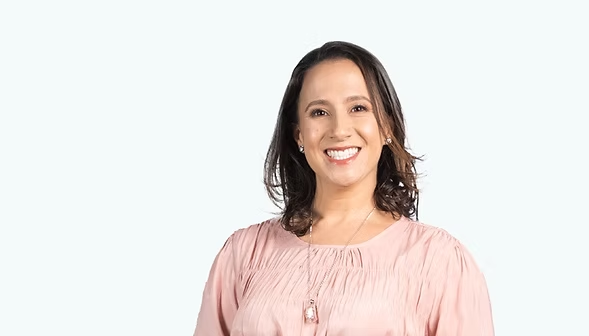 Retrato profesional de la Dra. María Paz León González, experta nutricionista en Heredia, lista para guiarte hacia tu balance físico con un enfoque integral en Oficentro Esmeralda.