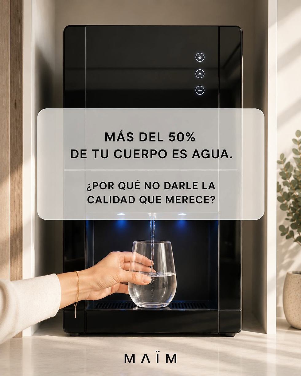 purificador de agua moderno MAÏM dispensando agua en vaso de vidrio para una hidratación de alta calidad en el hogar