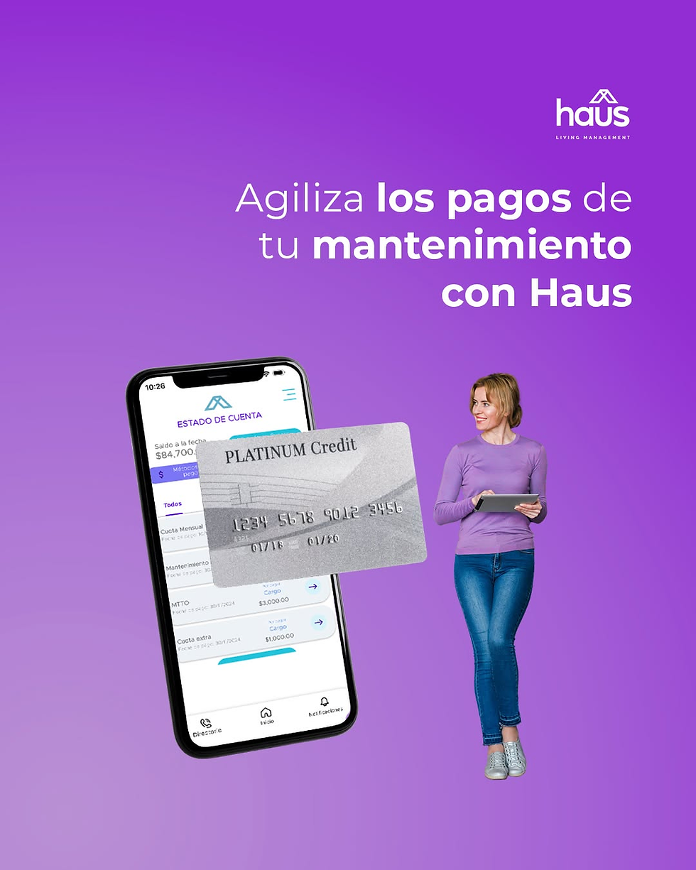 Mujer utilizando la app de haûs, una plataforma para gestionar cobros de mantenimiento que permite agilizar pagos con tarjeta de crédito desde el celular.