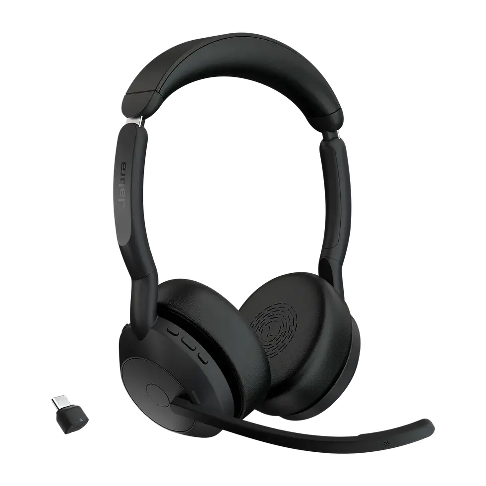 Auricular negro Jabra Evolve2 55 MS Stereo en vista de tres cuartos, mostrando el brazo del micrófono bajado y el adaptador U