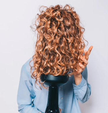 Πώς να Διαχειριστείς τις Μπούκλες σου: Ο Οδηγός για Όμορφα Σγουρά Μαλλιά