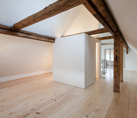 Eingangstüre und moderne Küche