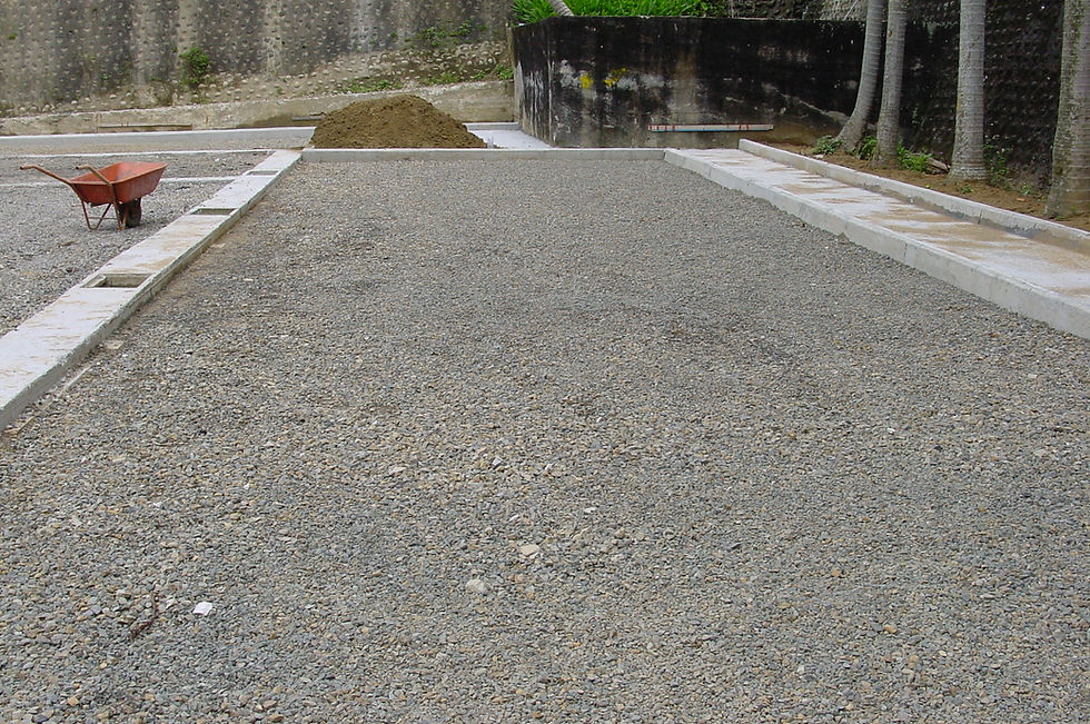 1.先將現場整平後,鋪上1cm的碎石