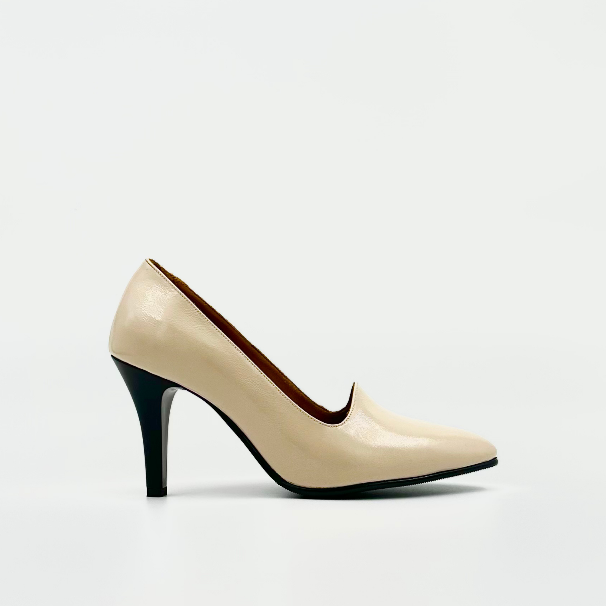 Beige patent leather stiletto pump for women – side view
