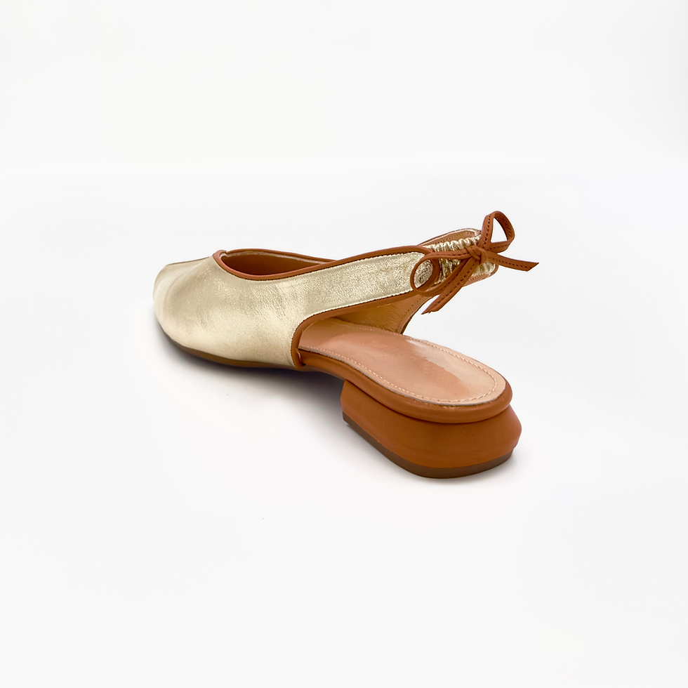 縮圖：Metallic gold leather slingback shoe – three-quarter view