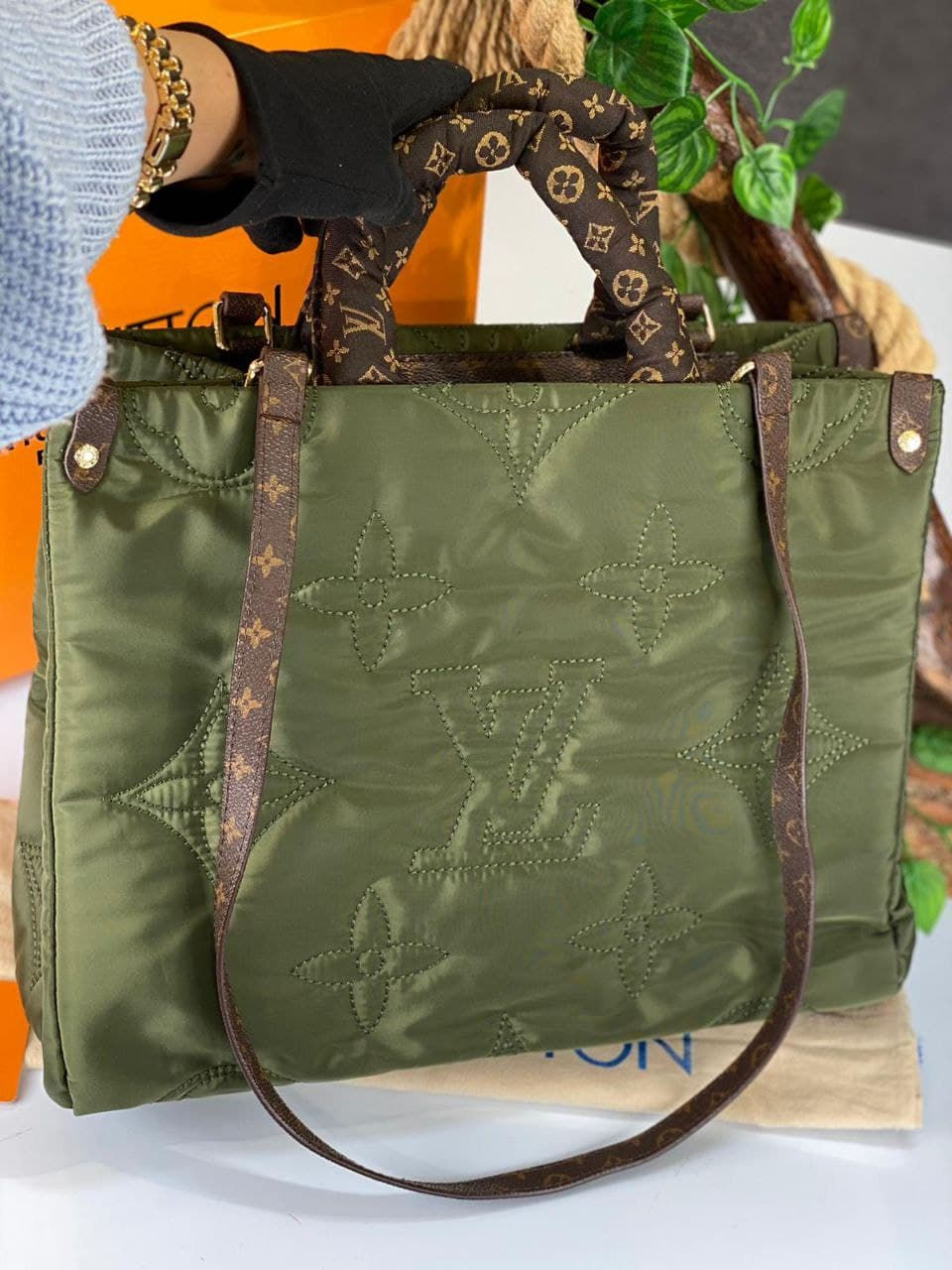 Thumbnail: ONTHEGO GM TOTE BAG