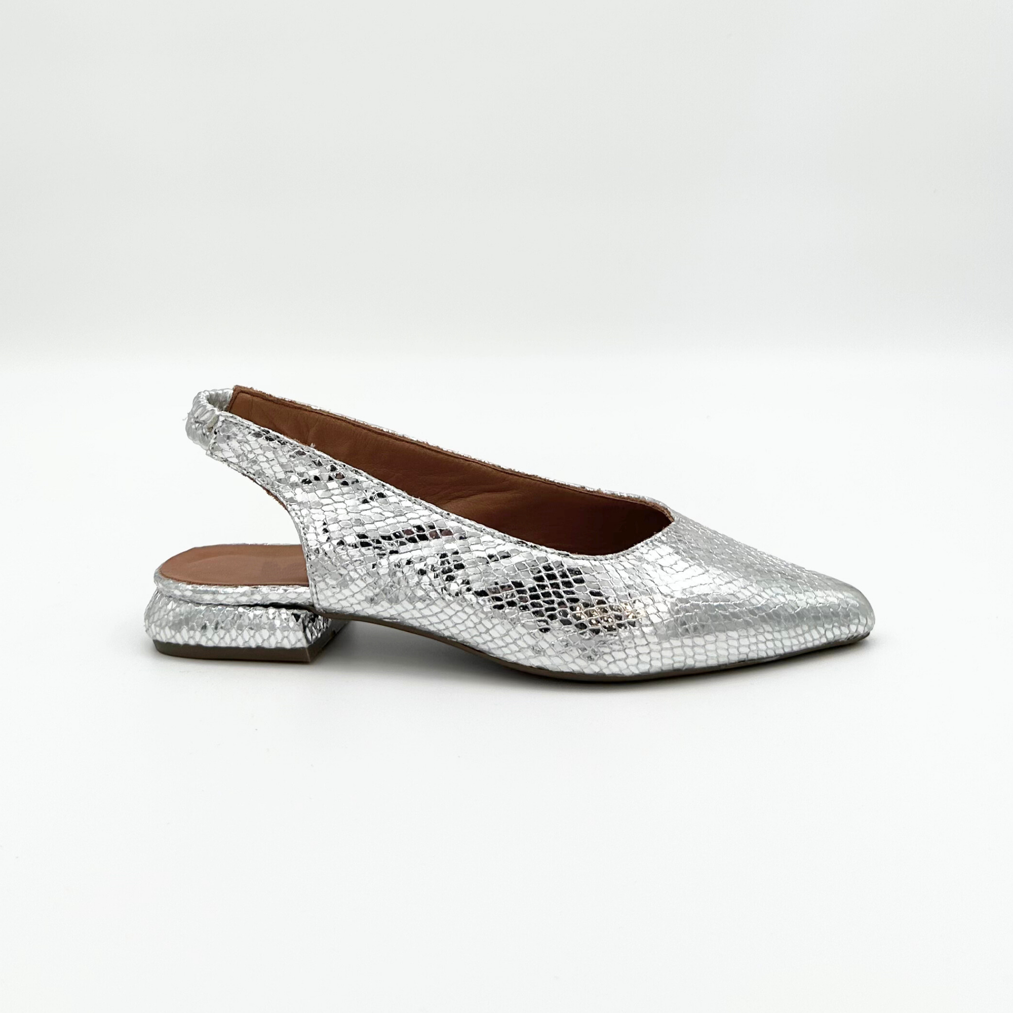 シルバースネークエンボスレザースリングバックフラットシューズ – 大胆なメタリックエレガンス