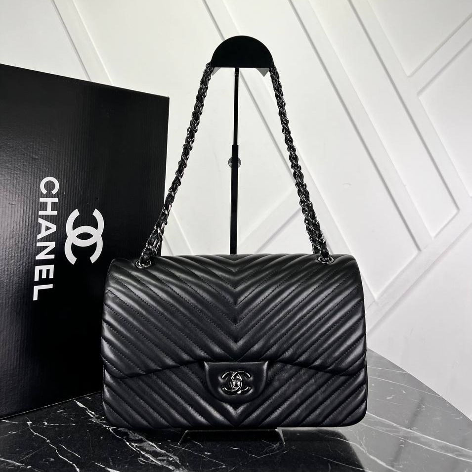 Thumbnail: LARGE CLASSIC HANDBAG CHEVRON