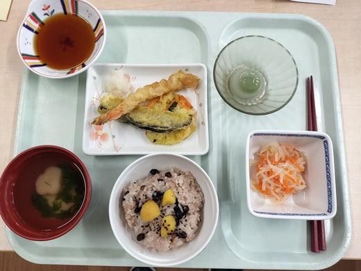 敬老の日　特別メニューの栗おこわ